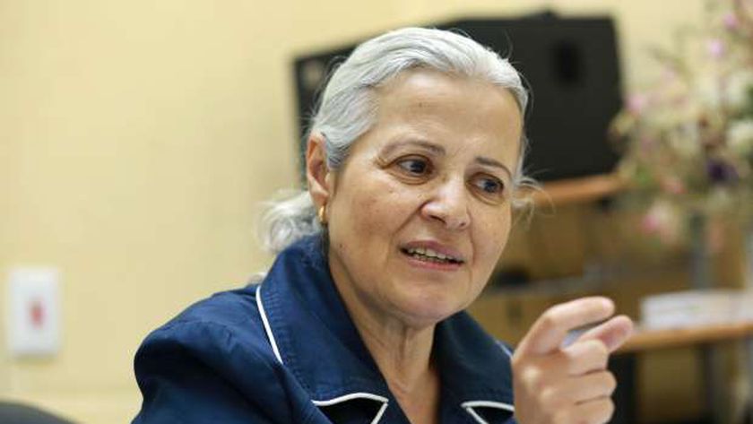 منى مينا تتساءل : لماذا تتجاهل الدولة كورونا؟