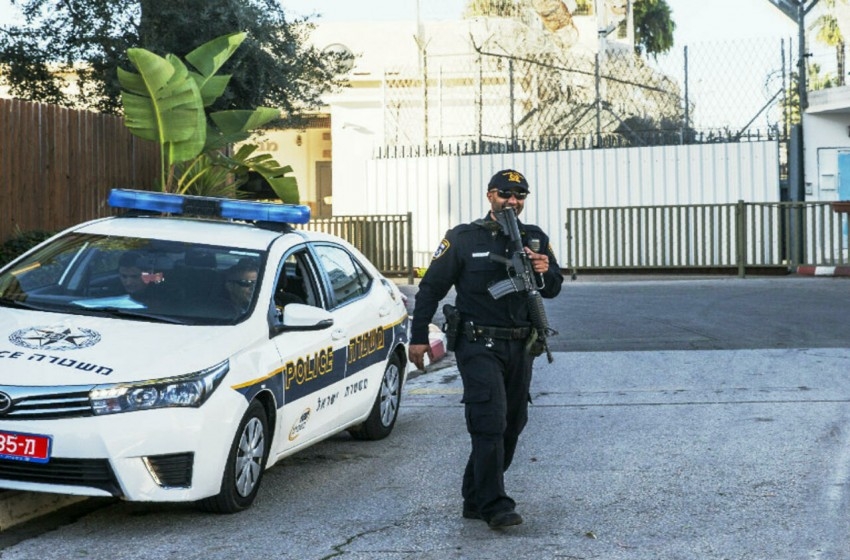 معاريف: الكشف عن عميل إيراني في منزل وزير الجيش الإسرائيلي
