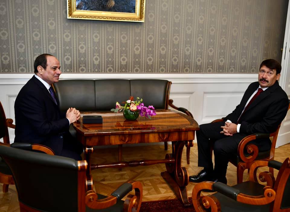 السيسي يجري  مباحثات موسعة مع رئيس المجر