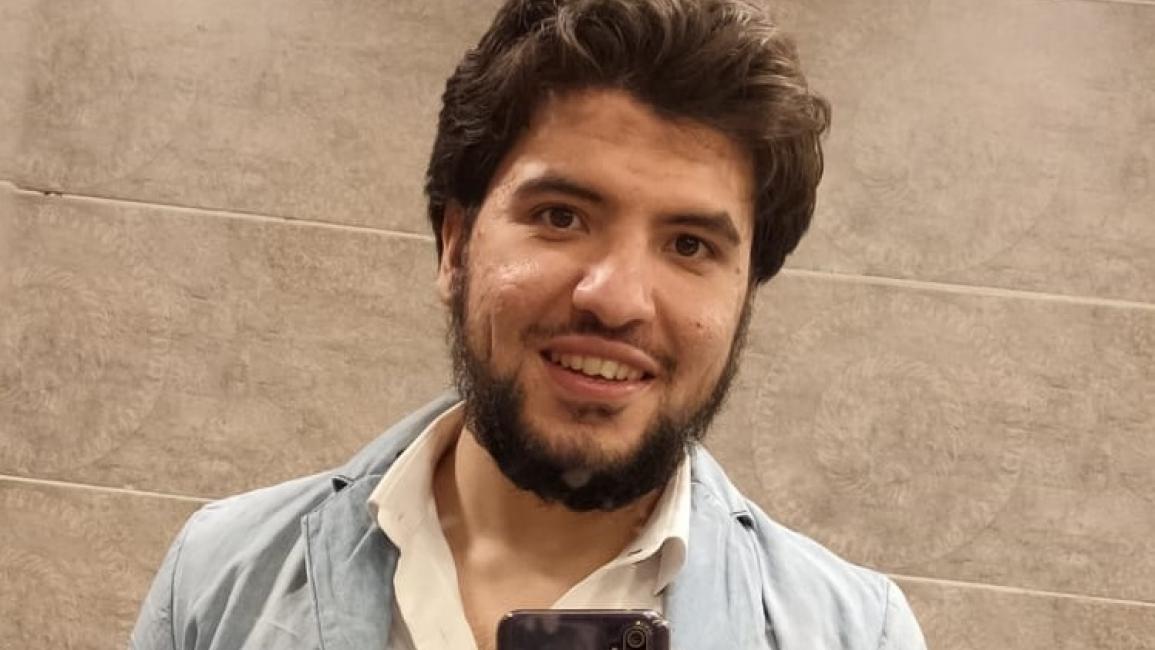الشاب إسلام عرابي في منزله