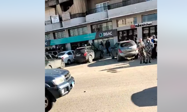 مودع احتجز رهائن في مصرف لبناني رفض تسليمه أمواله وهدّد بحرقه- (فيديو)