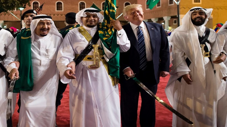 ترامب يخطط لعرض صفقة أسلحة بـ 100 مليار دولار للسعودية