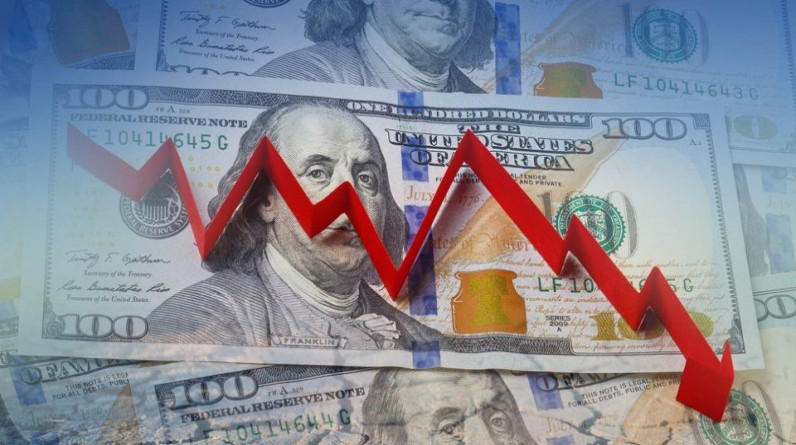 تذبذب الأسهم وانخفاض الدولار مع تآكل الثقة