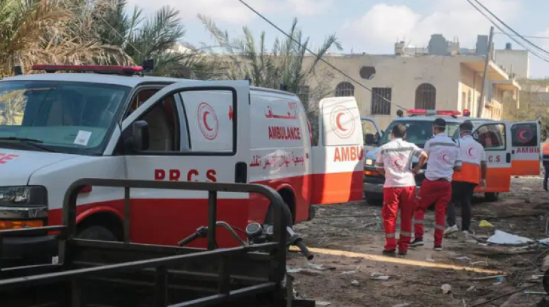 تجريده من ملابسه،.. الناجي الوحيد يروي التفاصيل الكاملة لاستهداف الكوادر الطبية بغزة