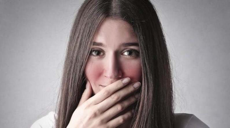 احمرار الوجه عند الشعور بالخجل.. كيف يحدث وما أهميته؟