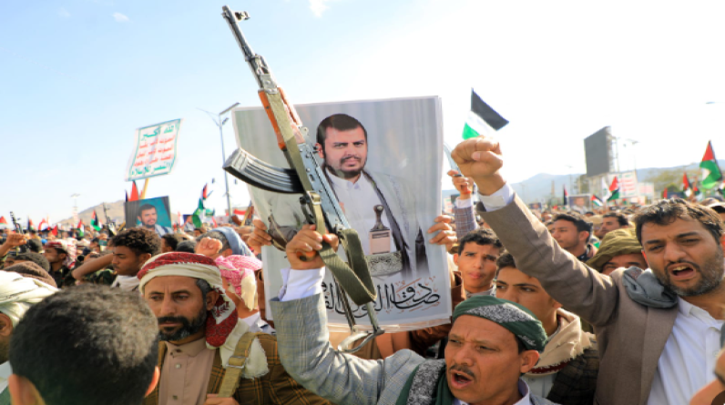 “ بوعاز غولاني” يوضح كيف انضم الحوثيون إلى حرب "السيوف الحديدية"؟