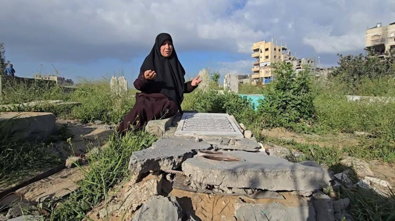 أم محمد السحار.. أمٌ فلسطينية تستقبل العيد على قبور أبنائها الخمسة
