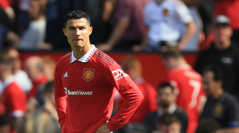 هل سيشتري إيلون ماسك نادي مانشتستر يونايتد؟