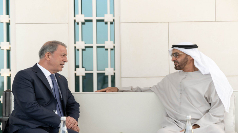 محمد بن زايد  يستقبل وزير الدفاع التركي
