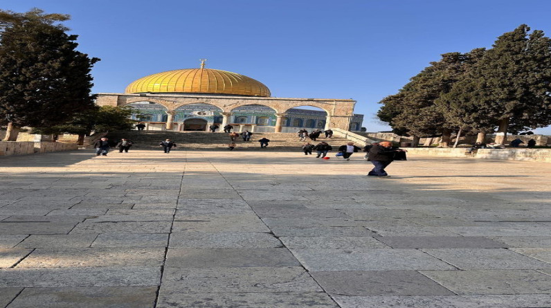 صور من الرحاب المباركة ... لحظات روحانية في المسجد الأقصى عصر اليوم الثامن من رمضان