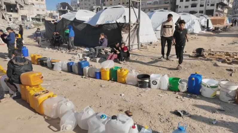 إثر القصف الإسرائيلي.. أزمة المياه في غزة: نقص حاد بسبب تدمير البنية التحتية