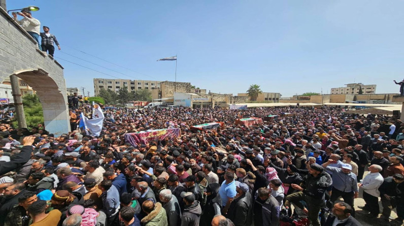 وسط تنديد بالعدوان.. عشرات آلاف السوريين يشيعون 9 شهداء في درعا