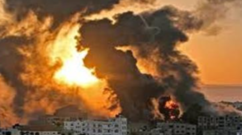 طيران الاحتلال يقصف منزلاً قرب محطة السلطان في شارع يافا شمال شرق مدينة غزة