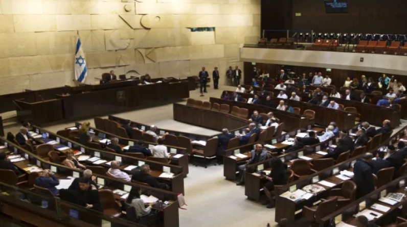 مشادات كلامية بين أعضاء في الكنيست ووزير المالية الإسرائيلي أثناء جلسة تبحث سحب الثقة عن الحكومة