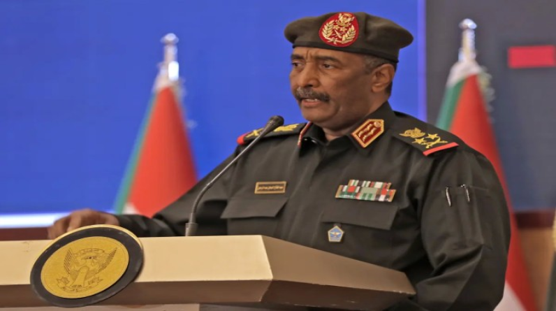 حمل الكلاشينكوف وكاد أن يقتل.. تفاصيل جديدة حول اقتحام مقر البرهان