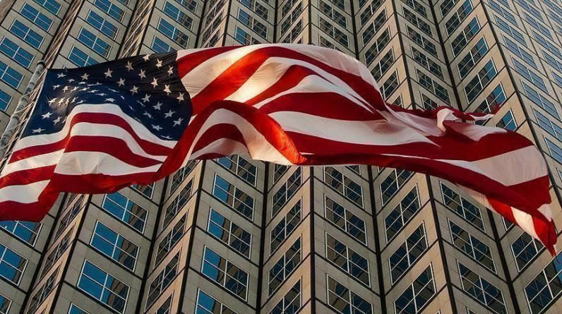 أمريكا تبتعد عن الديمقراطية وتتجه نحو الاستبداد