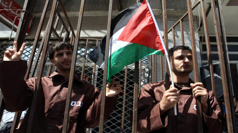 ليصل عددهم إلى 8575 ...25 معتقلا فلسطينيا جديدا في قبضة الإحتلال