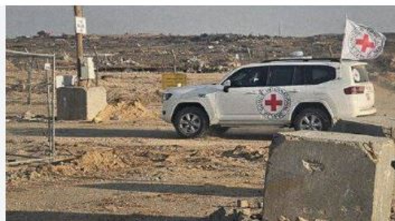 موكب القسام يتمركز بمدينة غزة قبيل تسليم الأسيرات الإسرائيليات للصليب الأحمر