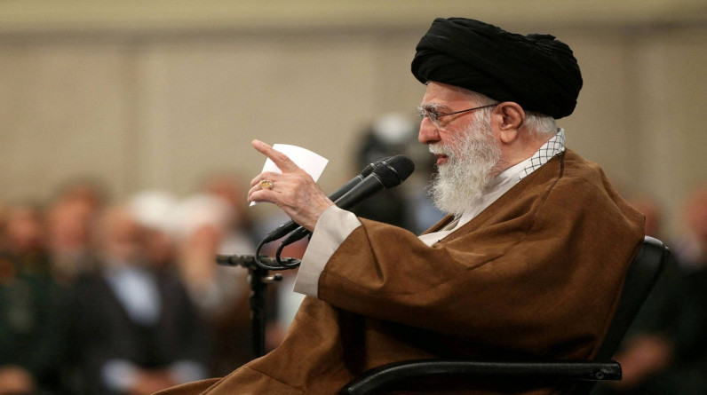 كاتب إسرائيلي: طهران تمسك زمام المبادرة الإستراتيجية في المنطقة