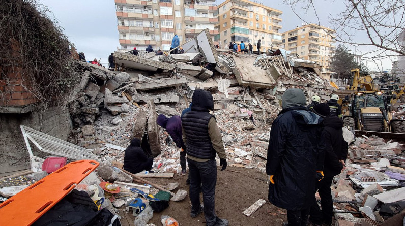 وفاة وإصابة 69 شخصا جراء زلزال بقوة 5.8 جنوب غرب تركيا