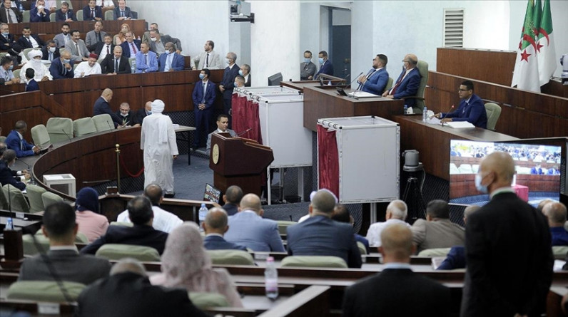 "لم الشمل" بالجزائر.. هل يطال سجناء التسعينات؟ (تقرير)