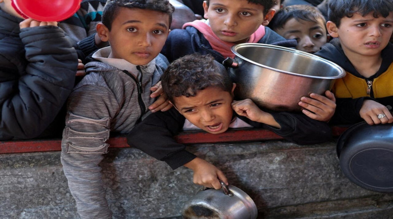 صرخات أطفال غزة في وجه الجوع.. الأونروا تحذر من أزمة غذائية لا مثيل لها